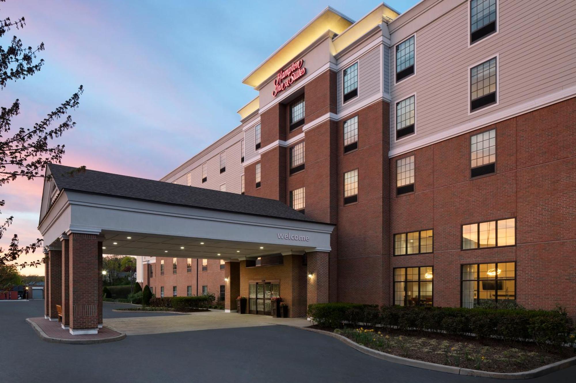 Hampton Inn & Suites Yonkers - Westchester Exterior photo