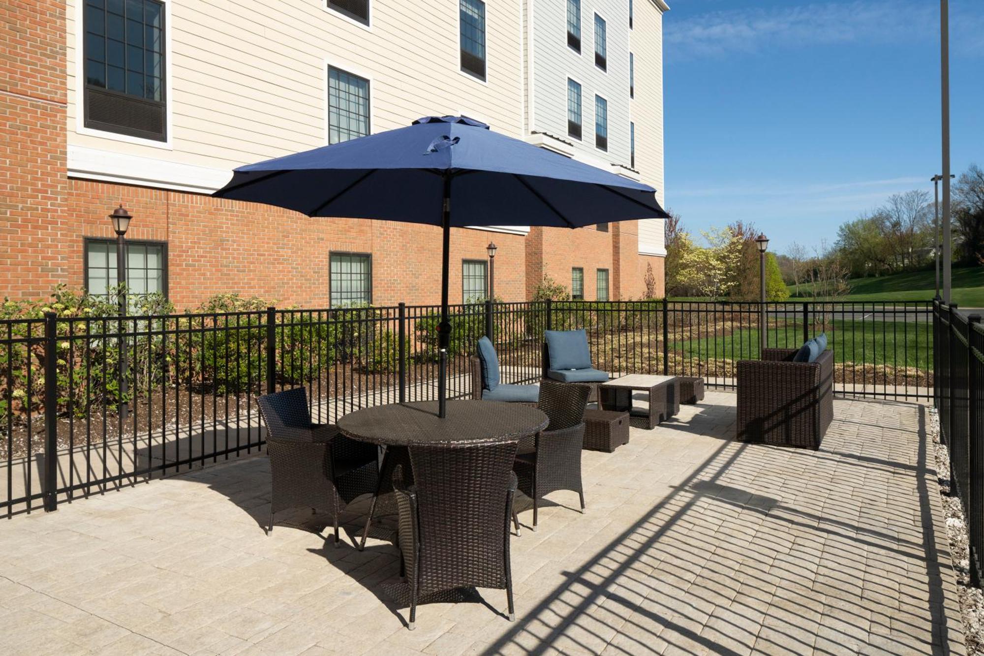 Hampton Inn & Suites Yonkers - Westchester Exterior photo